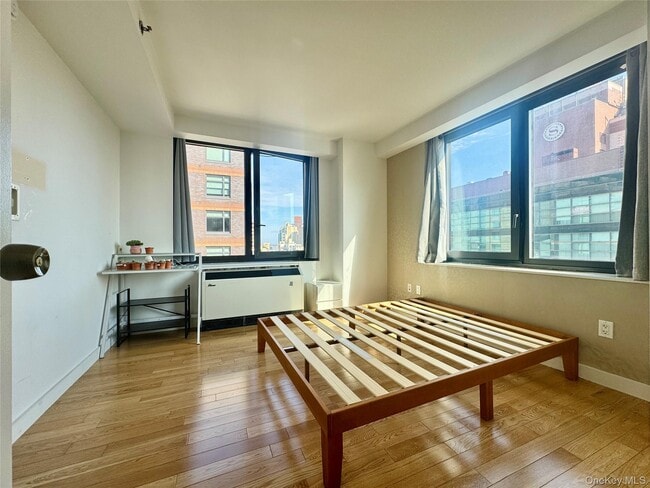 Building Photo - 39-16 Prince St Unit 7B