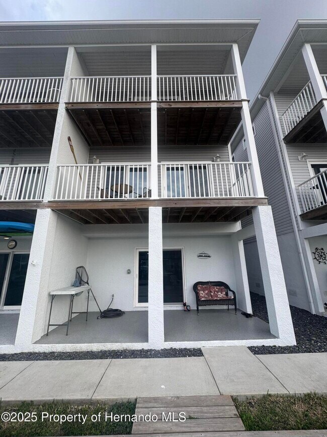 Photo - 6891 Clark St