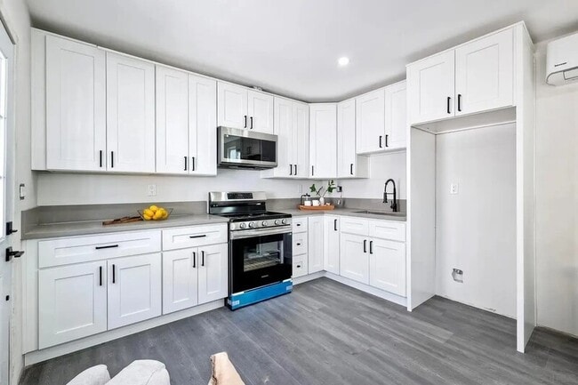 Building Photo - 1059 Emory St Unit 2