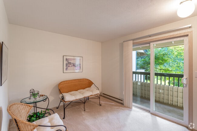 2BR, 2BA - 1,015 SF