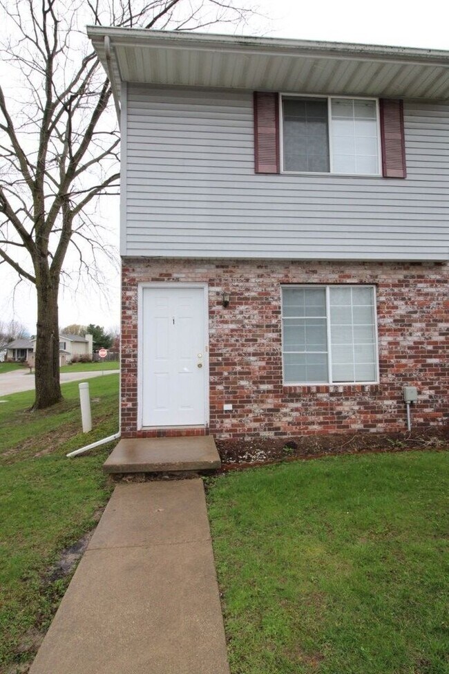 Wood Court Apartments - Wood Court Apartments Unit Wood Court -  D