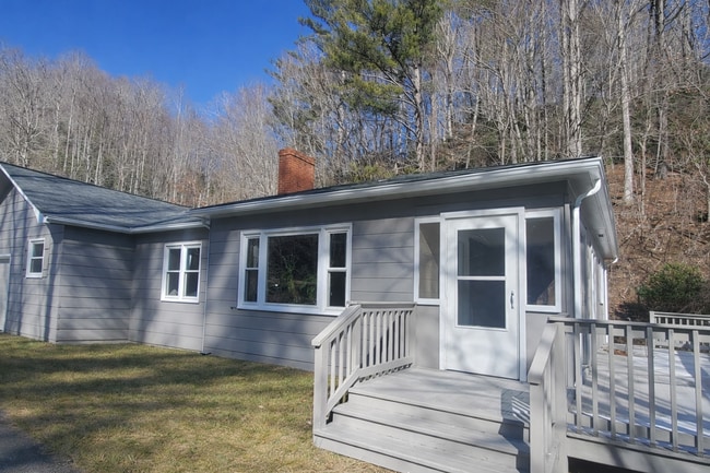 Building Photo - Large 4 Bedroom House On Hwy 105