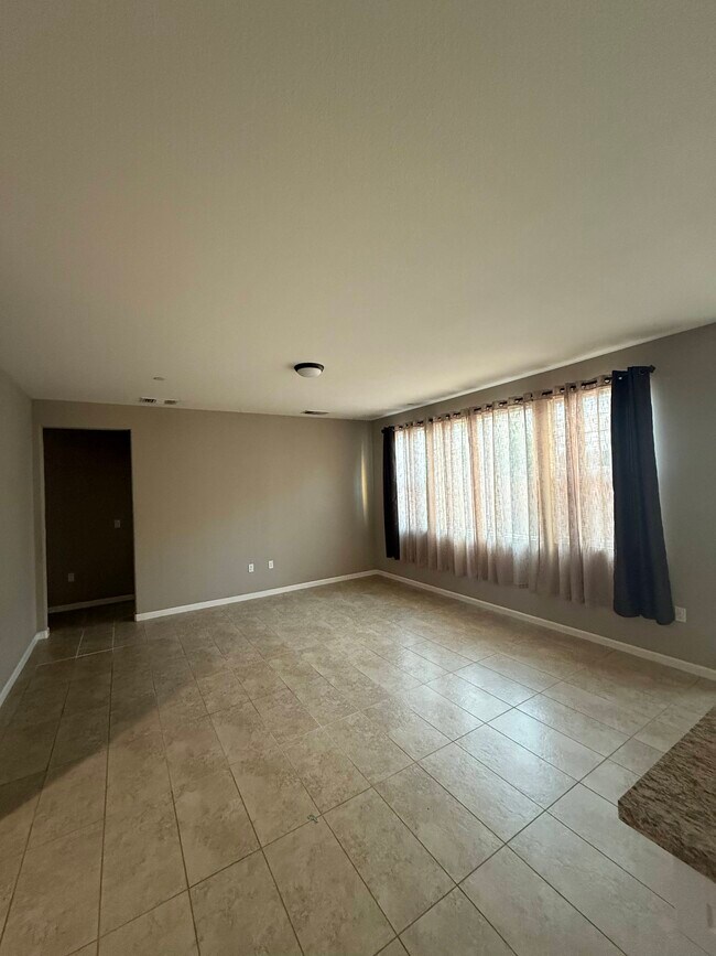 Photo - 305 MacArthur Way