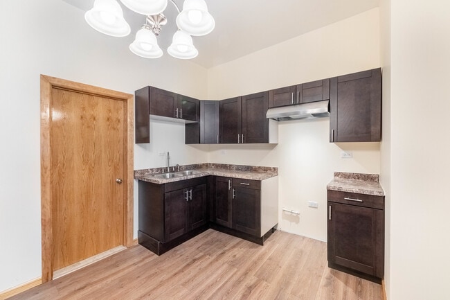 Building Photo - 1836 S Blue Island Ave Unit 3F