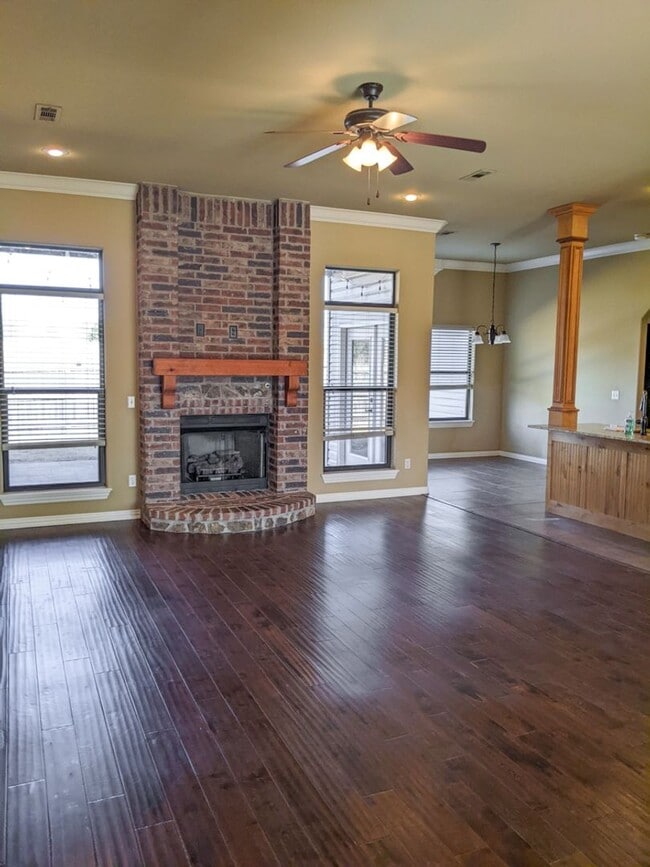 Photo - Stunning 4 Bed 2 Bath Home close to Elm Springs Walmart!