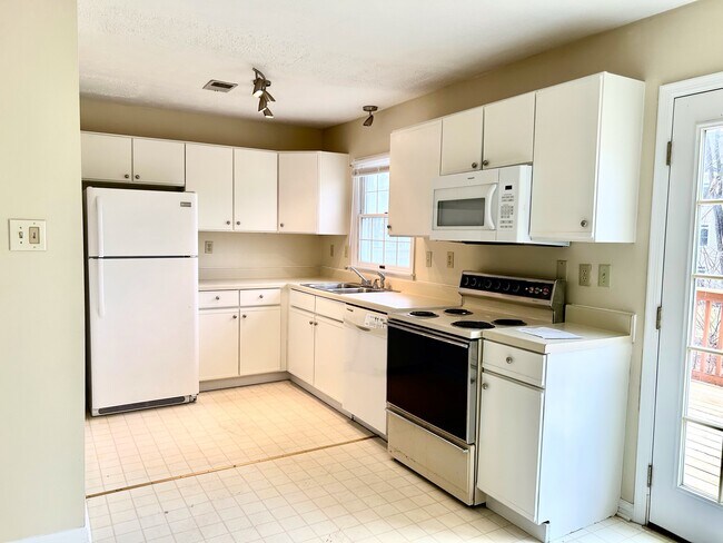 Photo - 402 Tudor Dr