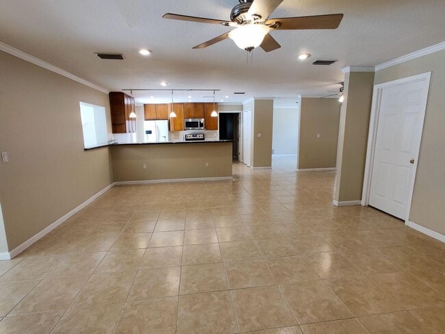 615 Fox Valley Dr