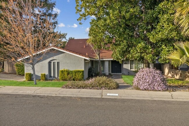 Building Photo - Welcome to this beautifully updated 4-bedroom, 2.5-bath home
