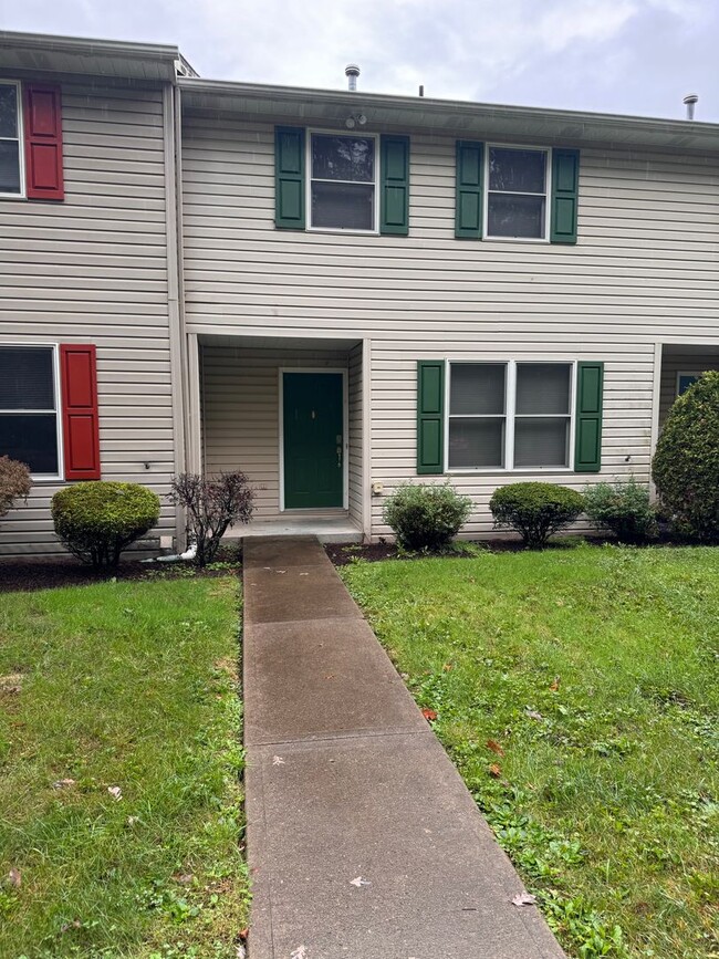 Beautifully Updated 2 Bedroom Town-Home in... - Beautifully Updated 2 Bedroom Town-Home in...