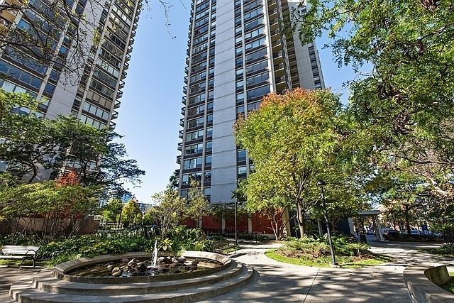 Building Photo - 1360 N Sandburg Terrace Unit 2101 Rental