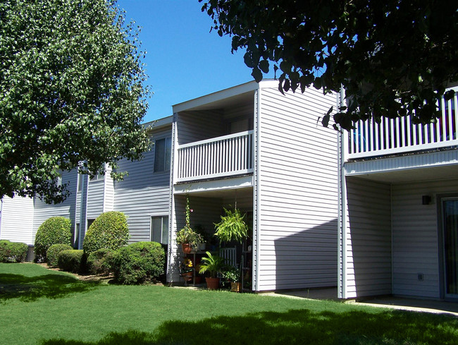 Mature landscaping - Habitat 2000 Apartments