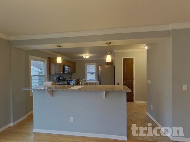 Photo - 803 Willard St W