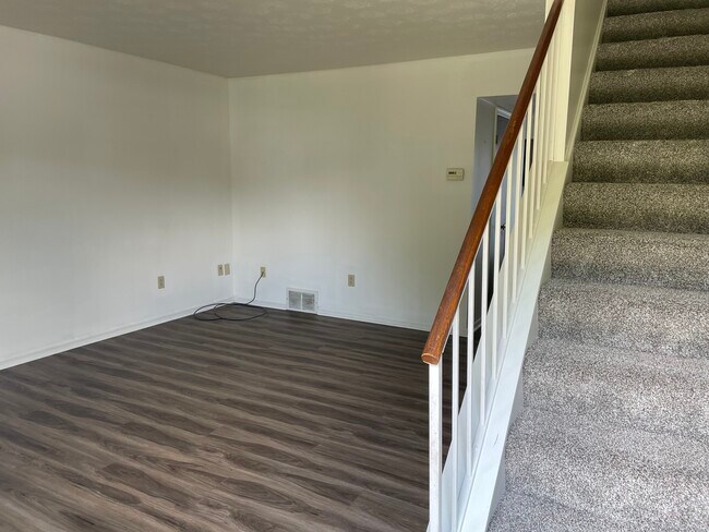 Living - 120 Highland Hills Dr Unit 3
