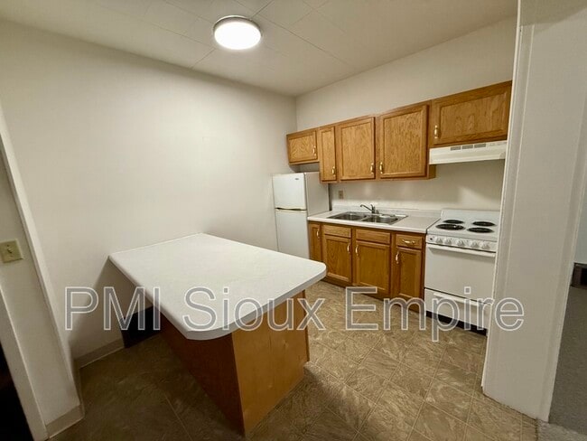 Building Photo - 734 W 10th St Unit 2