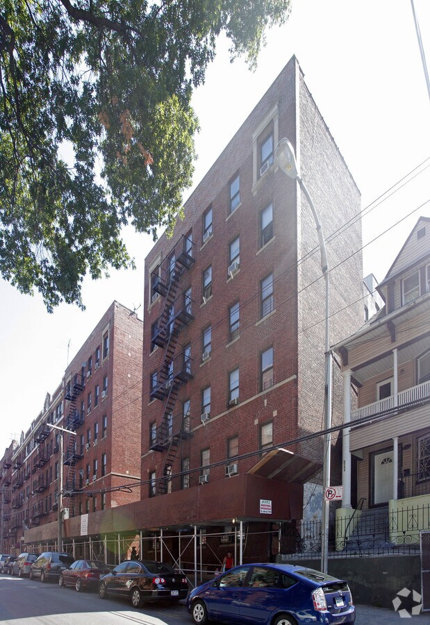 Photo - 2706-2710 Bainbridge Ave Apartments