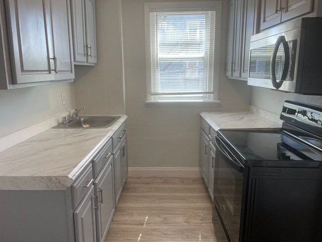 Building Photo - 21 Kenyon Ave Unit 2