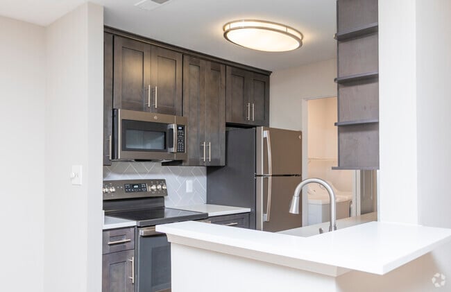 2BR, 2BA - 966 SF