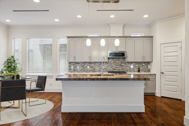 Photo - 4833 Chenevert St