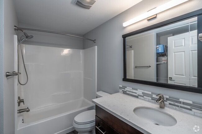 1BR, 1BA - 550SF - Bathroom
