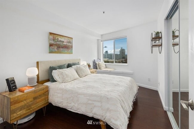 Building Photo - 530 Melrose Ave E Unit #103