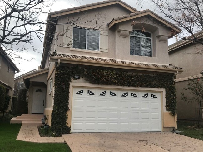 Building Photo - Located on a cul-de-sac, within the gated ... Rental