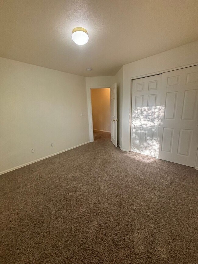 3 Bed 2 Bath Condo, Available NOW! MileS... Condo for Rent in