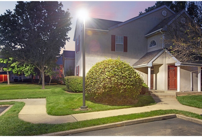 Building Photo - Royal Oaks and East Garden