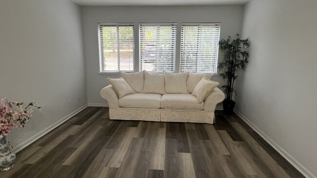 Building Photo - 3210 Orleans Dr Unit 3210 Orleans Drive #4