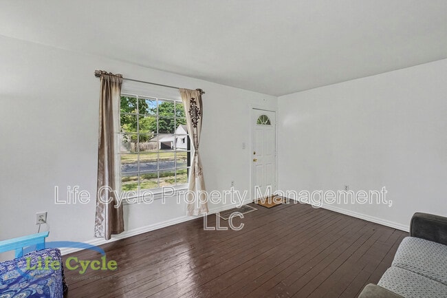 Photo - 2052 Collingwood Ave SW