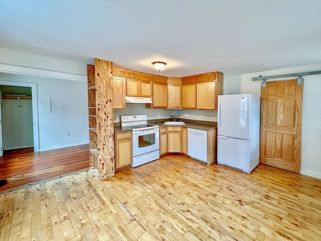 Building Photo - 116 Maple St Unit Apt #4