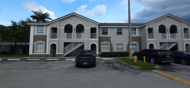 Building Photo - 1662 SE 27th Dr Unit 208