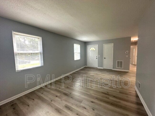 Photo - 216 Saddlefield Rd