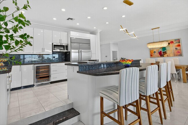 Photo - 513 S Riverside Dr