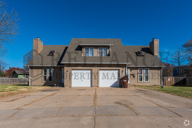 Building Photo - 2122 S White Oak Cir Rental