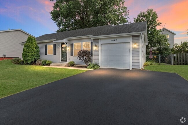 Building Photo - 939 Shorewood Dr Rental
