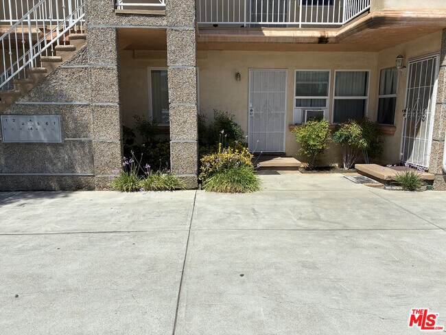 15943 Victory Blvd