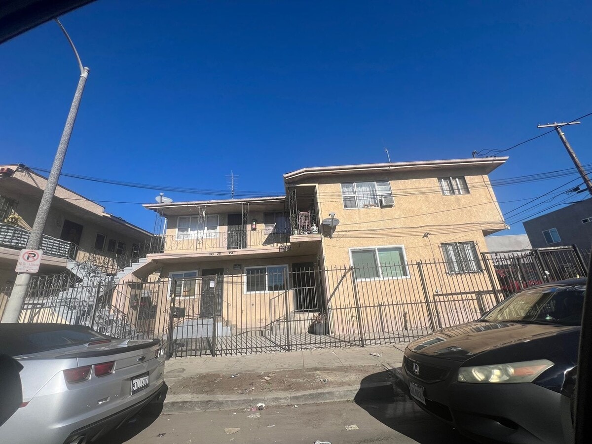Photo - 251 W 65th St
