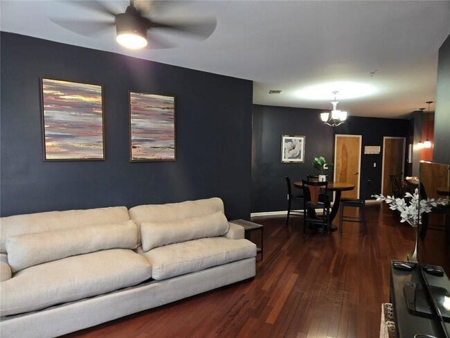 Photo - 898 Oak St SW Unidad 3203