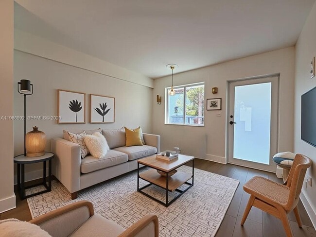 Building Photo - 1904 SW 17th Ave Unit 3