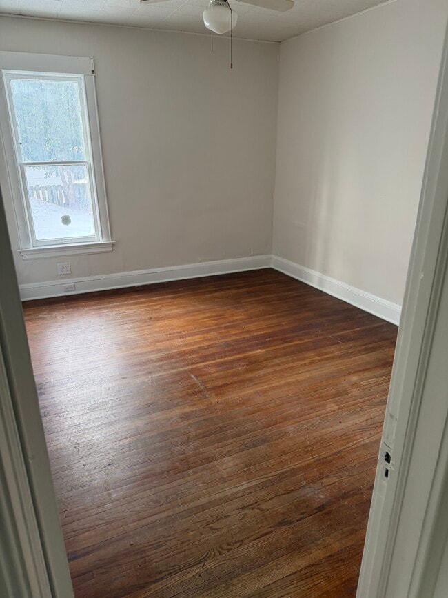 Building Photo - 3224 Irving Ave S Unit 3224