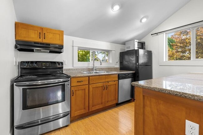 Building Photo - 3803 SE 65th Ave Rental