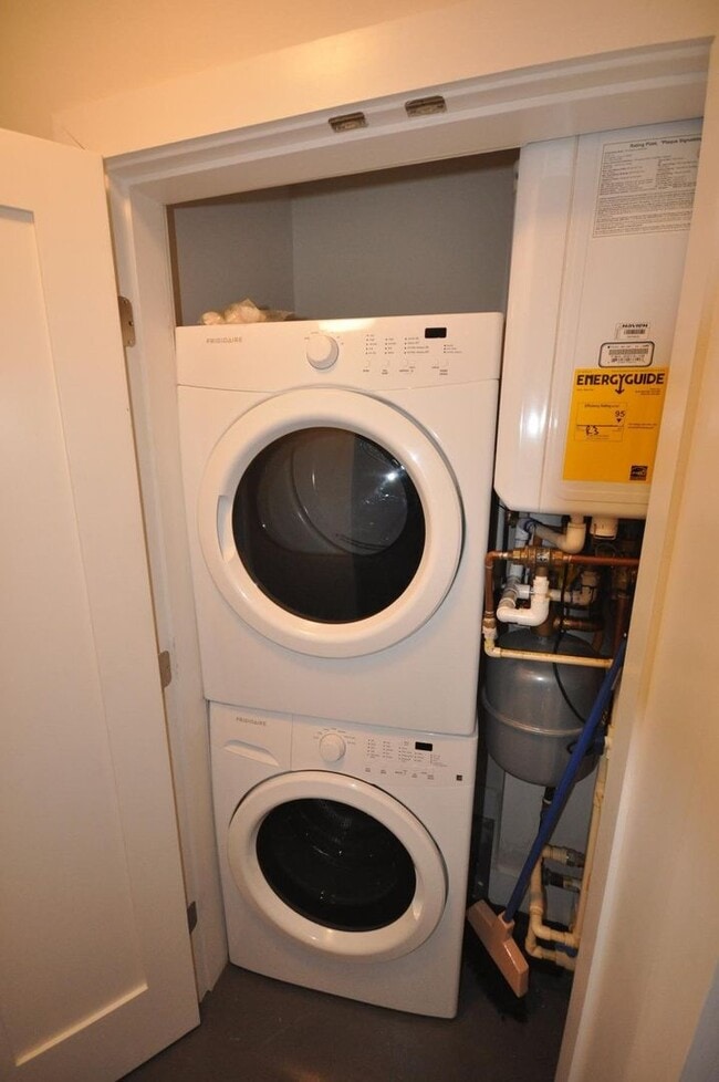 Photo - No Brokers Fee, Central Heat/AC, In-Unit Washer and Dryer, Large Fully Renovated, Eat-in Kitchen