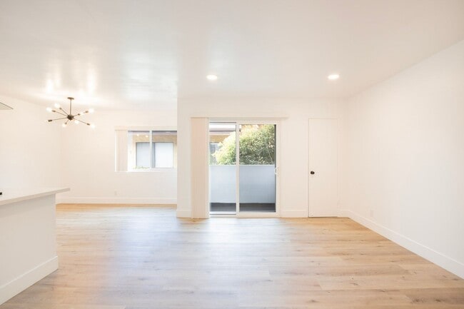 Photo - Recently Renovated 1 Bed / 1 Bath Apartmen... Unit 5