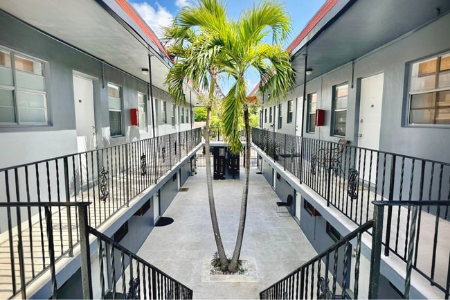 Parkside Flats - Walk to Young Circle!