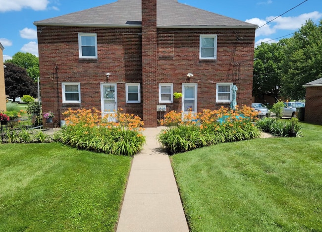 Photo - 411 Raff Rd NW