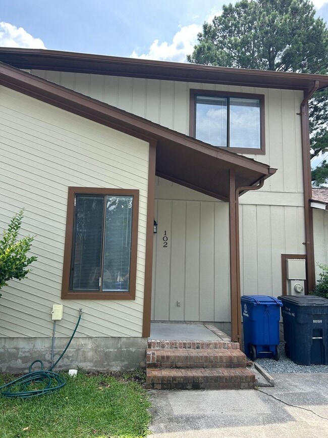 Building Photo - 2 Bedroom 1.5 Bathrooms