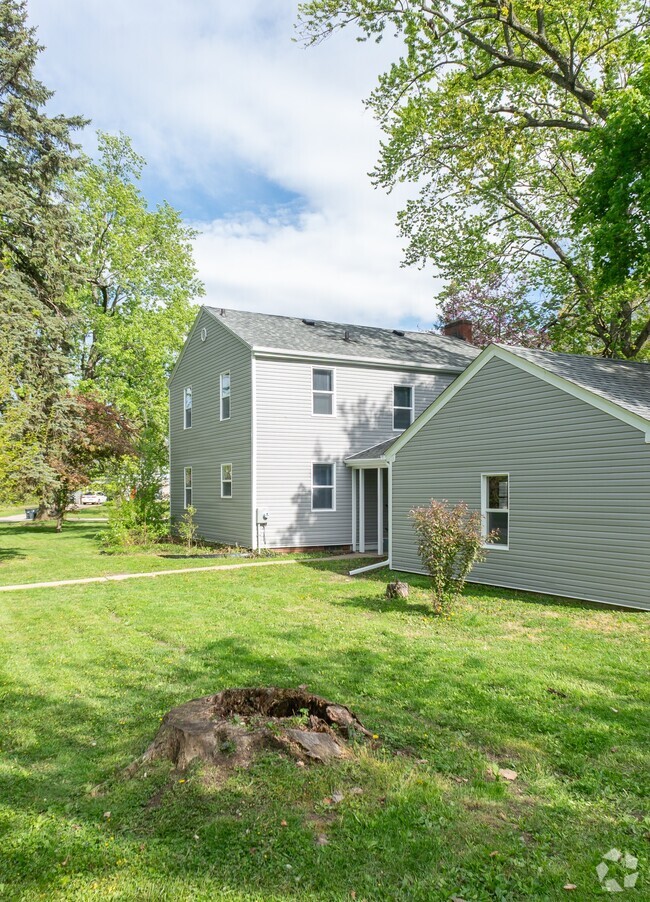Building Photo - 2505 S Twyckenham Dr Rental
