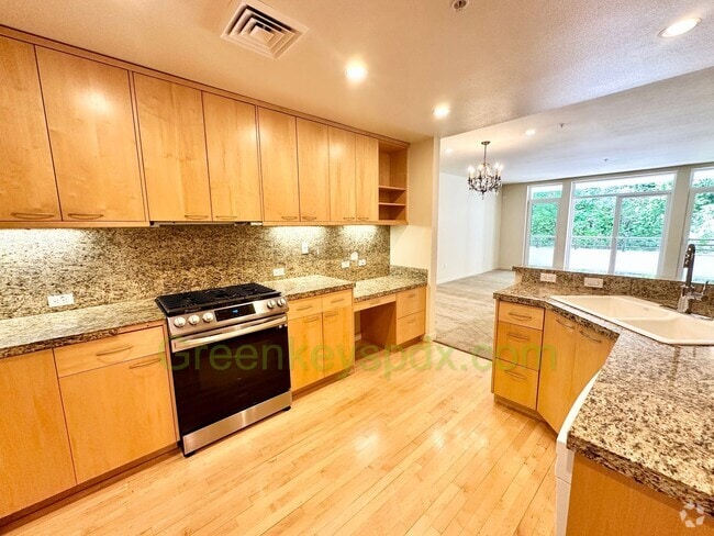 Building Photo - Top-Floor 2-Bedroom, 2-Bathroom Condo in t... Unit 413