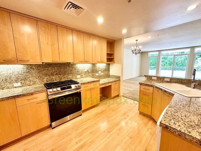Top-Floor 2-Bedroom, 2-Bathroom Condo in t... - Top-Floor 2-Bedroom, 2-Bathroom Condo in t... Unit 413