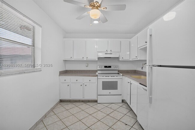 Building Photo - 1820 SW 81st Ave Unit 3416